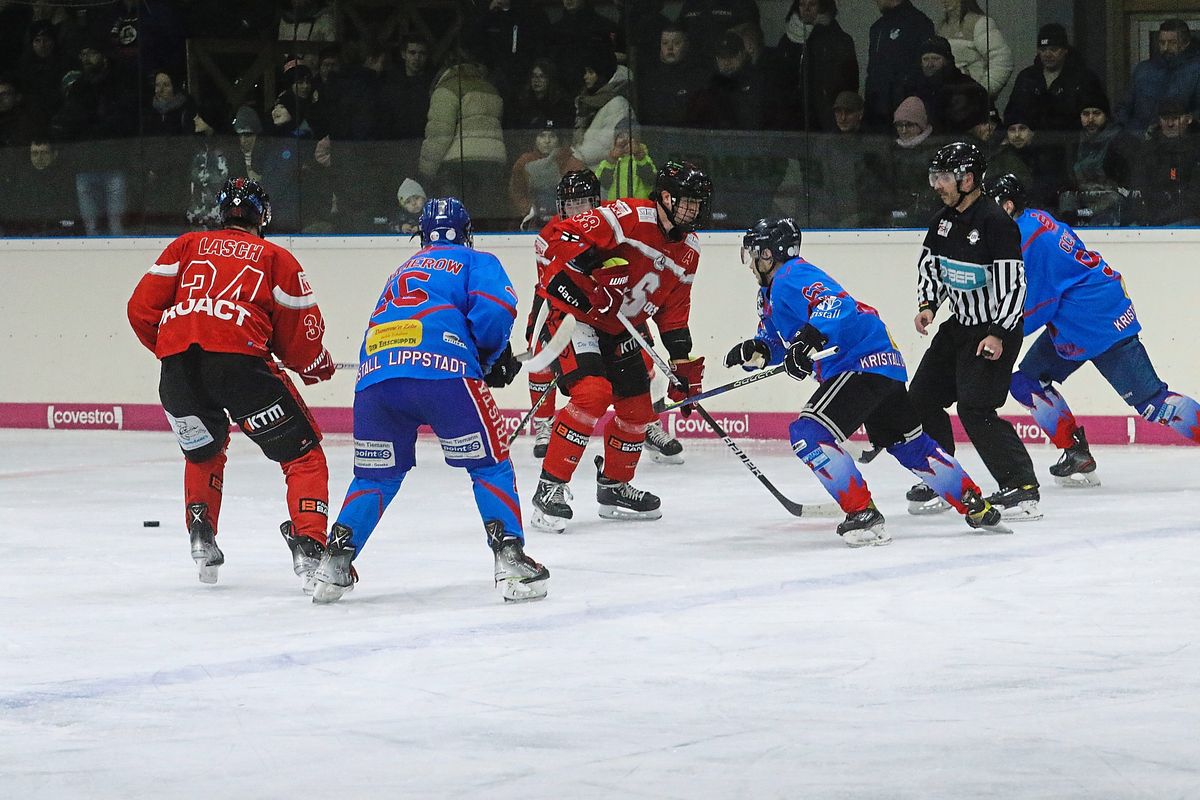 Kristall Lippstadt (blau) verlor das letzte Heimspiel in der Eishockey-Bezirkirksliga gegen Bergkamen mit 1:5. Foto: Lütkehaus