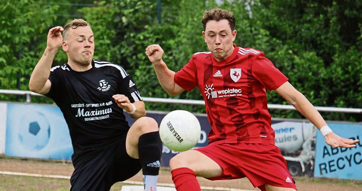 Voller Einsatz ist aufseiten des SV 03 Geseke (dunkle Trikots) gefragt, denn im Saison-Eröffnungsspiel der Bezirksliga 13 empfängt man am Freitag um 19.45 Uhr mit Aufsteiger BV Bad Sassendorf einen Gegner, der über große Offensiv-Qualitäten verfügt. Foto: Heinke