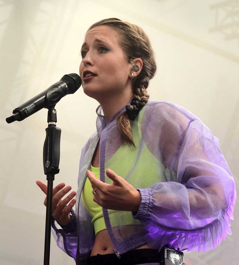 Die Musikerin Alice Merton kommt am 1. August 2025 neben Jan Delay nach Anröchte. Archivfoto: DPA