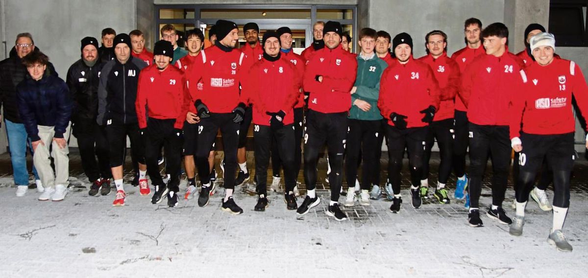 Der etwas andere Wintertrainingsauftakt im Schnee: Die Oberliga-Kicker des SV Lippstadt mussten improvisieren, nach einem kurzen Aufgalopp ging es in den Kraftraum. Rechts im Bild (Nr. 24) der lange verletzte Louis Neugebauer. Fotos: Frank Lütkehaus