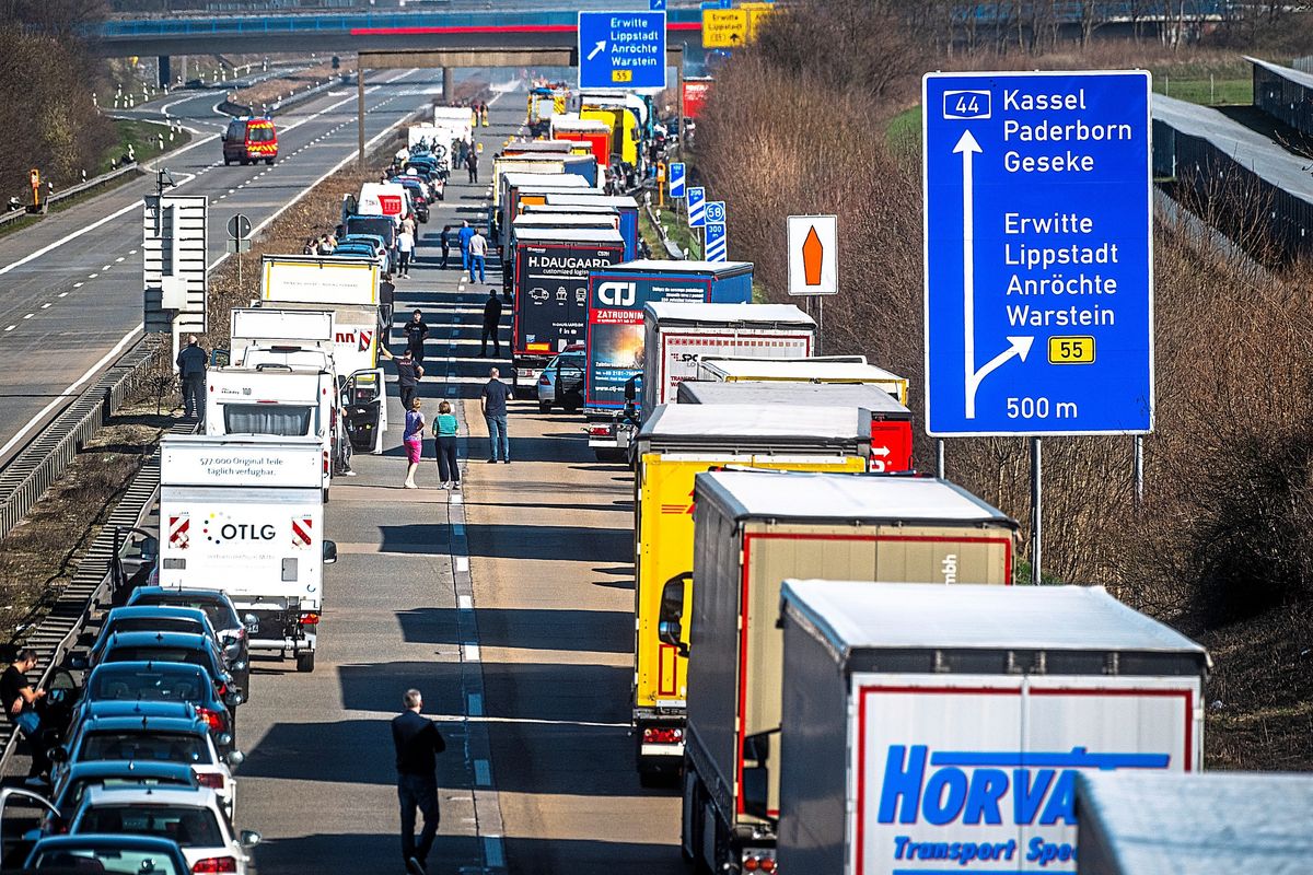 Die Fahrbahn in Richtung Kassel war während der Unfallaufnahme komplett gesperrt. Symbolbild: Schröder