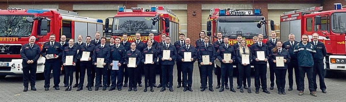 Zum ersten Mal in Uniform haben jetzt die frischgebackenen Feuerwehrleute in Erwitte posiert.