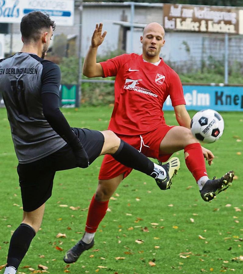 Groß ist die Sehnsucht beim SuS Westenholz (in Rot) nach dem ersten Auswärtssieg. Ob dies am Sonntag in Detmold klappt? Trainer Rath warnt vor dem Gegner. Foto: Lütkehaus