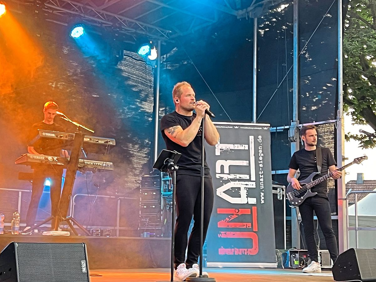 Die Band UnArt spielte zum Steinfest-Auftakt.Foto: Anja Bsdurek