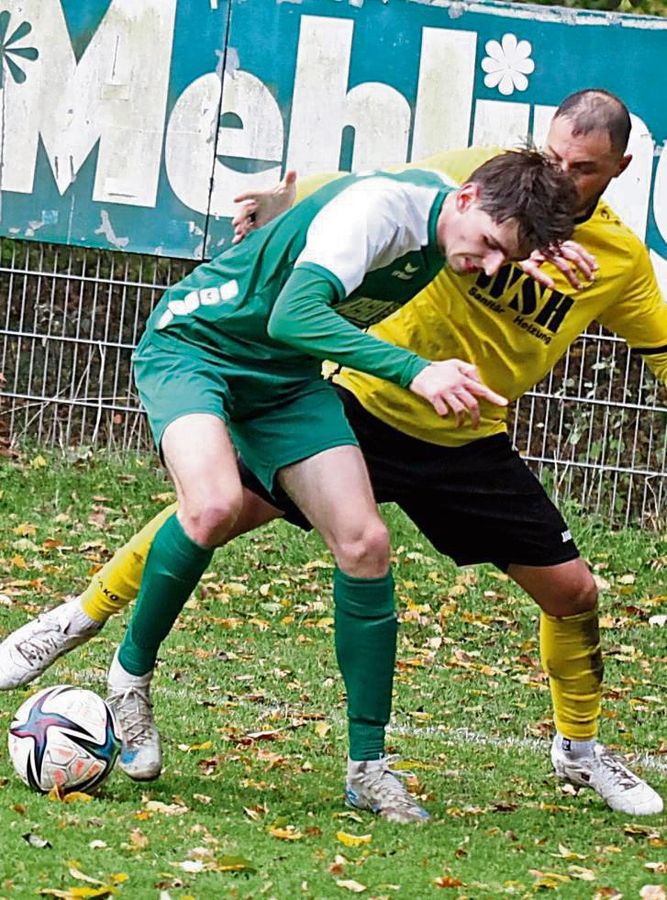 Nicht nur mit kämpferischem Einsatz, sondern auch mit spielerischen Akzenten will der SuS Cappel (in Grün) am Sonntag im Heimspiel gegen RW Westönnen überzeugen. Foto: Uli Schlink