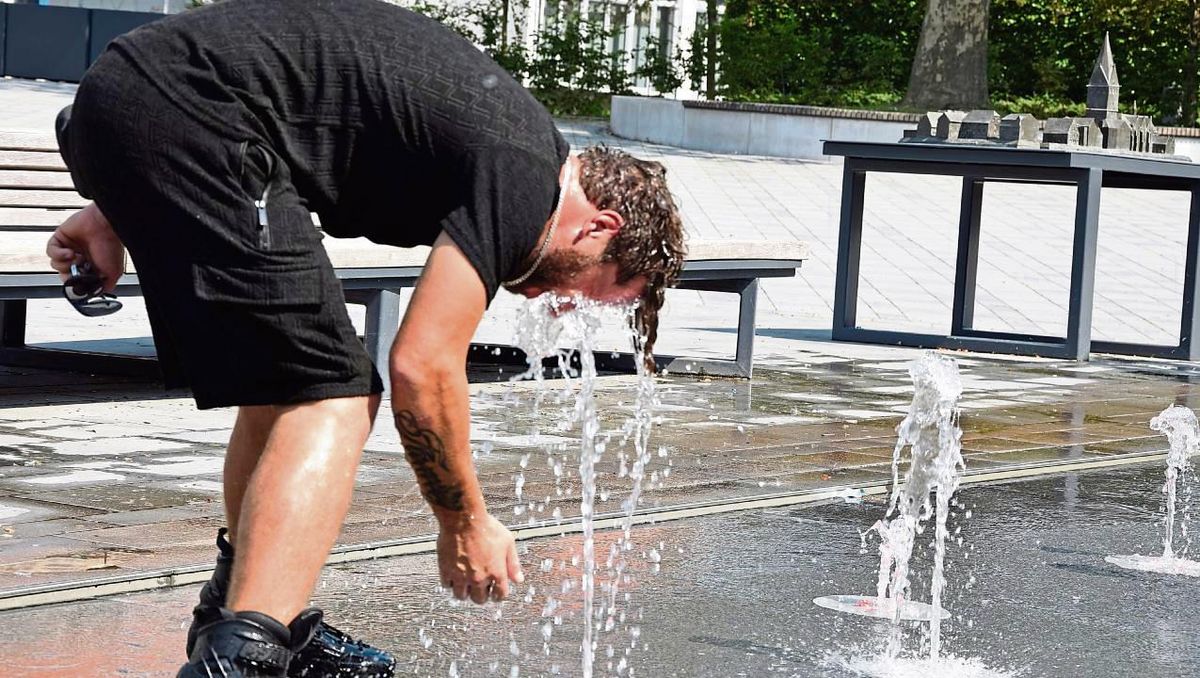 Auf dem Geseker Marktplatz spielt sich das Leben dieser Tage überwiegend am Wasserspiel ab. Hier gibt‘s Abkühlung – nicht nur für die Kinder. Es mangelt allerdings an Schatten. Fotos: Kossack