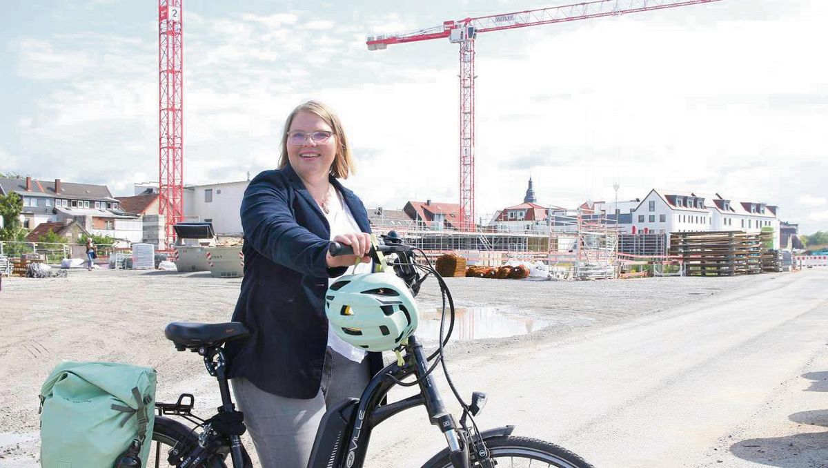 Es geht voran auf dem Gelände des ehemaligen Güterbahnhofs. An der „wichtigsten Baustelle der Stadt“ verrät Bürgermeisterkandidatin Elisabeth Körner ihre Vorstellungen von einer zukunftsorientierten Verwaltung. Foto: Puls