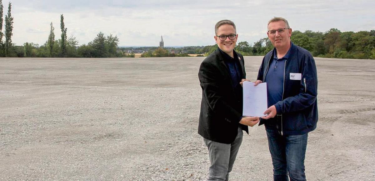 Platz. Viel Platz. Noch mehr Platz: Mitten auf dem von Knepper freigeräumten und hergestellten Gelände übergab Michael Rump (r., Firma Dyckerhoff) die Urkunde an Erwittes Bürgermeister Hendrik Henneböhl. Fotos: Schwade