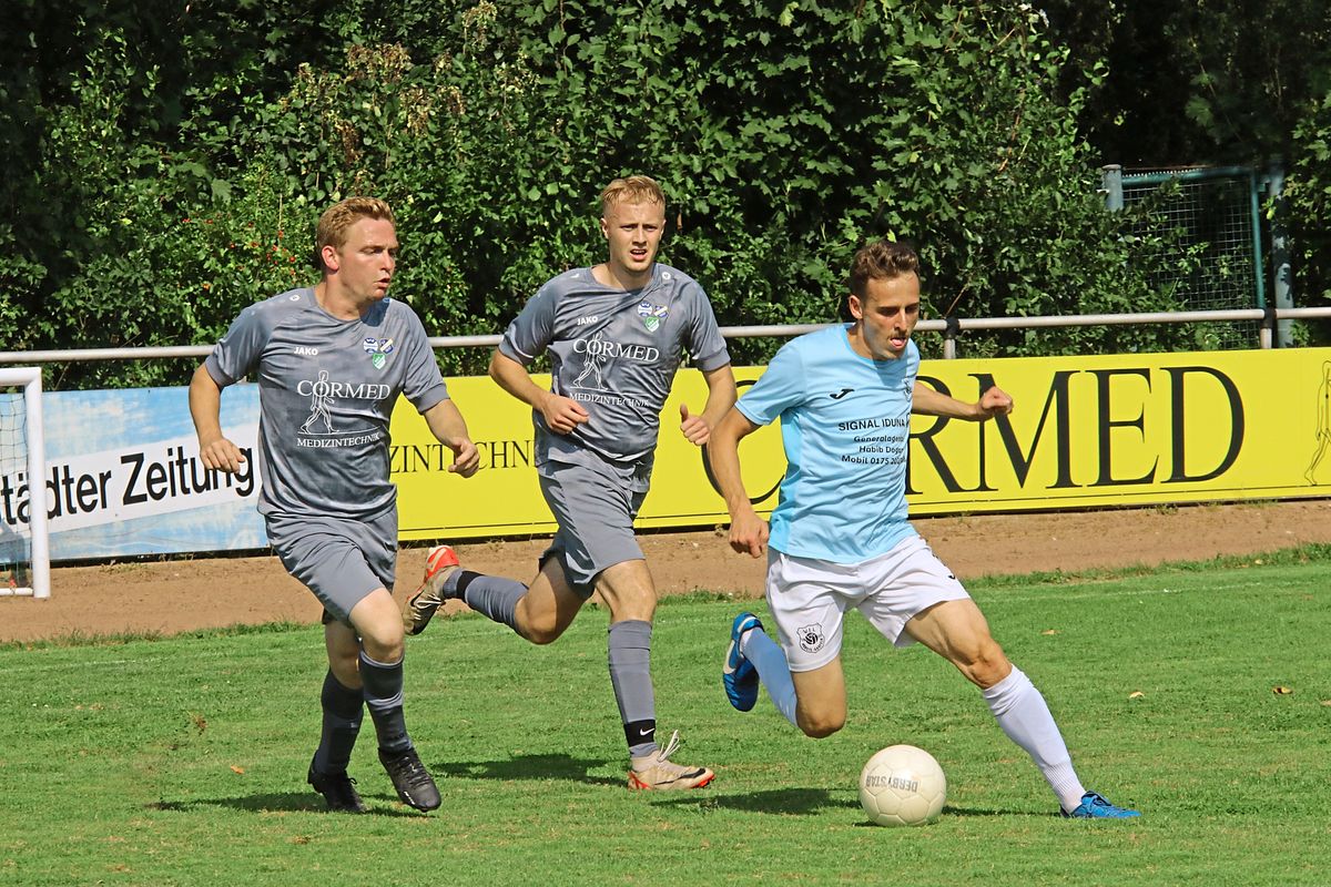Die SG Oestereiden/Effeln/Menzel (in Grau) empfängt am Sonntag den TSV Rüthen zum Stadtderby. Foto: Wiegand
