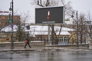 Eine Anzeigetaffel zeigt auf der Straße eine Kerze zum Gedenken der Opfer. Bei dem mutmaßlichen Terroranschlag auf eine Veranstaltungshalle am Stadtrand von Moskau sind mehr als 60 Menschen getötet worden. - Foto: Guo Feizhou/XinHua/dpa