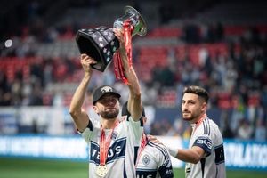 Thomas Müller (l) gewann mit den Vancouver Whitecaps die kanadische Meisterschaft. - Foto: ETHAN CAIRNS/The Canadian Press/AP/dpa