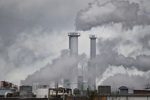 Rauchende Schlote - Im Qualm ist oft CO2 enthalten. (Archivbild) - Foto: Patrick Pleul/dpa