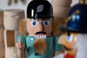 Echt erzgebirgischer Nussknacker vs. Importmodell. Das Kunsthandwerk im Erzgebirge setzt sich gegen Kopien aus dem Ausland zur Wehr. Auch vor Gericht. - Foto: Hendrik Schmidt/dpa