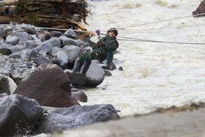 Die Rettungsarbeiten kommen nur schleppend voran. - Foto: Nazar Chaniago/AP/dpa