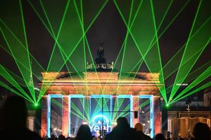 Berlin feiert in Farben: Spektakuläre Lasershow bei „Yeah 26“ am Brandenburger Tor am Silvesterabend. - Foto: Britta Pedersen/dpa