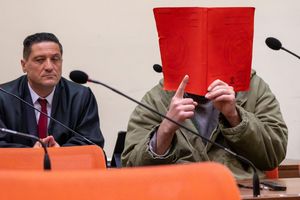 Mehrfach hob der Angeklagte den Zeigefinger. - Foto: Peter Kneffel/dpa