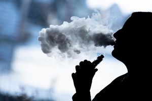 Kühlend und erfrischend sollen sogenannte «Cooling Agents» in E-Zigaretten wirken. (Archivbild) - Foto: Silas Stein/dpa