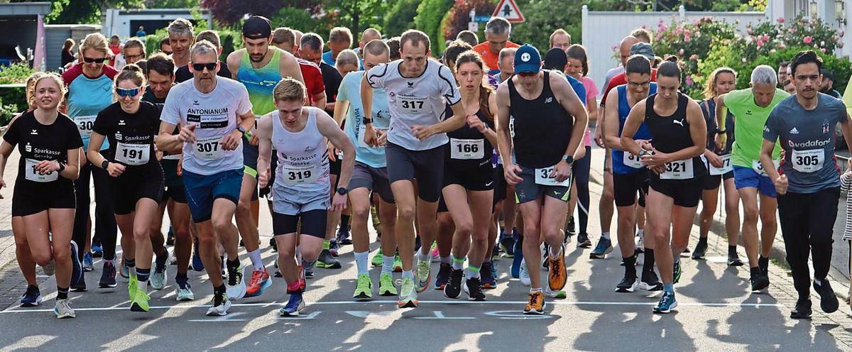 Beim Startschuss hält sich der spätere Sieger über die 10 Kilometer, Tobias Herrmann (zweite Reihe, mit Kappe) noch eher im Hintergrund auf. Am Ende aber triumphierte der ehemalige Athlet des TSV Rüthen in 33:53 Minuten. Zuvor hatte er bereits die 5 Kilometer absolviert. Fotos: Feichtinger