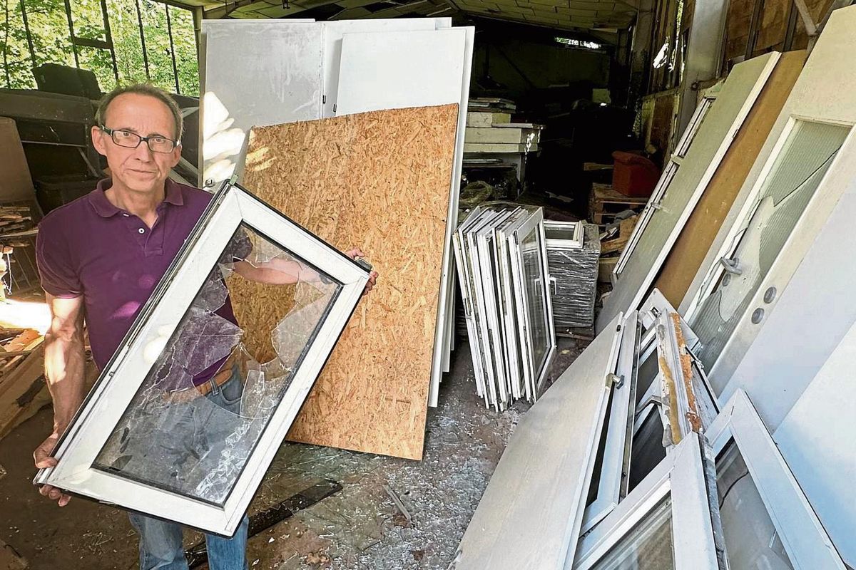Zerstörte Hoffnung: Pfarrer Ralf Kühnast ist traurig. Unbekannte haben die Ukraine-Hilfsgüter zerstört. Fotos: Cegelski
