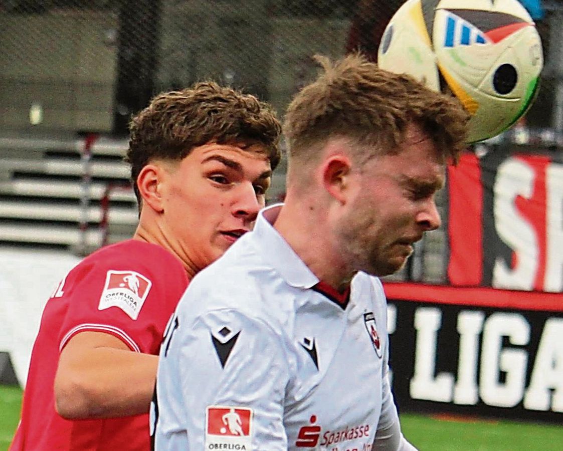 Den Kopf einschalten, das Herz in beide Hände nehmen – dann haben Fabian Brosowski (r.) und der SV Lippstadt den fünften Sieg in Serie vor der Brust. Die Fans freuen sich auf ein Fußballfest gegen die U21 von Arminia Bielefeld. Foto: Thorsten Heinke