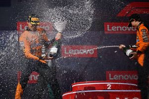 Der WM-Kampf wird zwischen Lando Norris (links) und Oscar Piastri entschieden. (Archivbild) - Foto: Denes Erdos/AP/dpa
