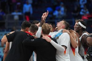 Gemeinsamer Jubel der Basketballer nach dem Finaleinzug. - Foto: Sergei Grits/AP/dpa