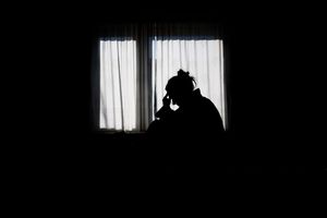 Einsamkeit ist ein häufiger Anlass für Anrufe bei der Telefonseelsorge. (Symbolbild) - Foto: Julian Stratenschulte/dpa