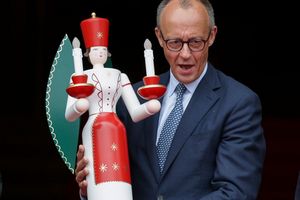 Kanzler Friedrich Merz (CDU) feiert mit Gattin, Kindern und Enkelkindern ganz traditionell Weihnachten. (Archivbild) - Foto: Jan Woitas/dpa