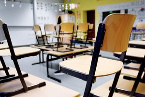 Wegen der Glatteisgefahr bleiben Schulen in NRW am Montag landesweit geschlossen. (Symbolbild) - Foto: Caroline SeidSeidel-Dißmannel/dpa