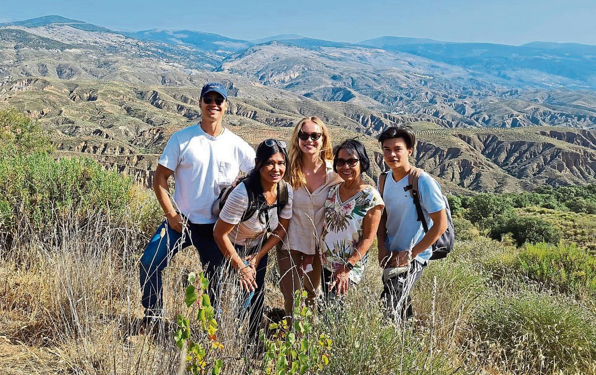 Mit dem Kauf eines alten Bauernhofes in Andalusien hat sich Familie Berkemeyer aus Dedinghausen einen Traum erfüllt (v.l.): Nils, Maritess, Nathalie, „Oma“ Lola und Lars Erik. Im Hintergrund sind die Weinberge und Steineichenwälder vor den Bergen der Sierra Nevada zu sehen.
