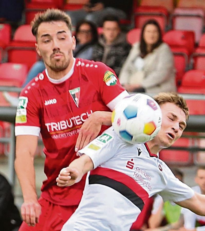 Maximilian Franke (r.) erhielt eher wenig Einsatzminuten beim SV Lippstadt. Vielleicht kommt der 22-jährige Außenstürmer jetzt ja im letzten Heimspiel der Saison gegen die U23 des SC Paderborn zum Zug. Foto: Lütkehaus