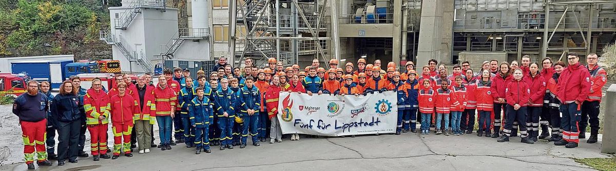 90 Nachwuchsretter haben auf dem Gelände des Zementwerks Spenner bei einer groß angelegten Jugendübung des Verbunds Fünf für Lippstadt für den Ernstfall trainiert – mit realistischem Rettungsszenarium. Foto: Dieter Dreier (Feuerwehr Lippstadt)