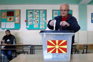 Ein Bürger Nordmazedoniens gibt bei der ersten Runde der Präsidentschaftswahl am 24. April in einem Wahllokal in Skopje seine Stimme ab. Heute findet die Stichwahl statt (Archivbild). - Foto: Boris Grdanoski/AP/dpa