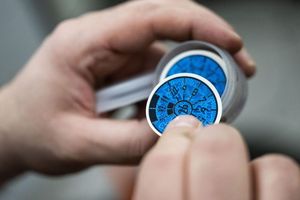 Nach der Hauptuntersuchung gibt es künftig nicht mehr nur die Plakette und den Prüfbericht auf Papier. (Archivbild) - Foto: Marijan Murat/dpa/dpa-tmn