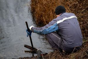 Aufräumen nach dem Unglück: Arbeiter bei Gramzow. - Foto: Fabian Sommer/dpa