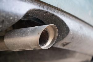 Experten bezweifeln, dass deutsche Hersteller langfristig von einer Rücknahme des Verbrenner-Aus profitieren. (Symbolbild) - Foto: Sebastian Kahnert/dpa