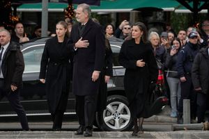 Spaniens König Felipe und seine Familie nehmen Abschied von der «schrulligen Tante». - Foto: Petros Giannakouris/AP/dpa