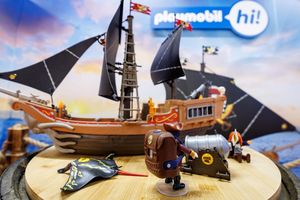 Die Playmobil-Welten sollen mit Geräuschen und sprechenden Figuren quasi lebendig werden. - Foto: Daniel Karmann/dpa