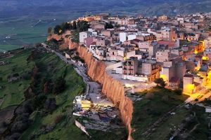 Nach schweren Unwettern droht in Niscemi ein Erdrutsch Teile eines Wohngebiets mitzureißen. - Foto: Alberto Lo Bianco/LaPresse via ZUMA Press/dpa