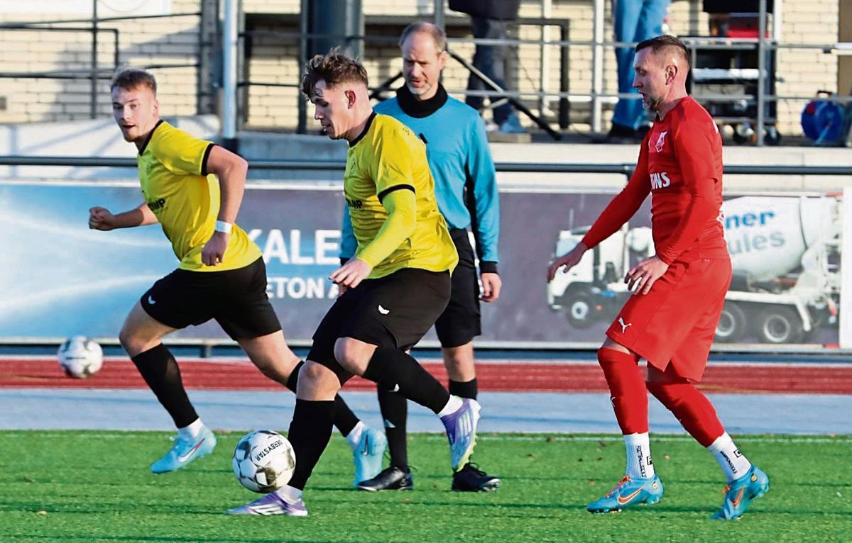 Die Torschützen beim 2:0-Sieg gegen den SuS Langscheid/Enkhausen: David Wallmeier (l.) erzielte in der 19. Minute das 1:0 für den SuS Bad Westernkotten, Phil Mehn legte acht Minuten später den zweiten Treffer nach. Fotos: Frank Lütkehaus