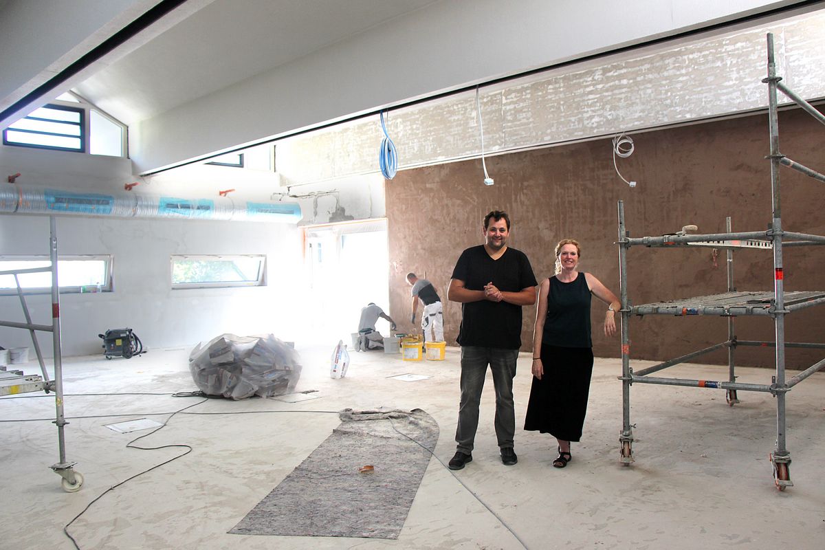 Alles im Zeitplan: Christoph Scholz und Stefanie Luse im Bürgersaal des Rathauses. Foto: Löseke
