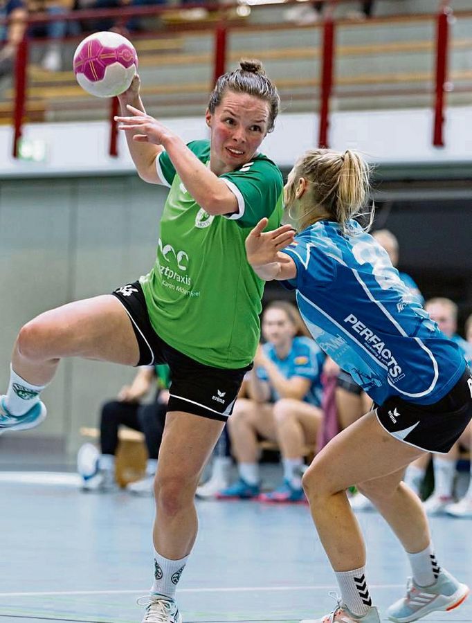 Im letzten Spiel des Jahres wollen sich Benita Hilker (l.) und die HSG Rietberg-Mastholte mit einem Sieg gegen Ickern von den eigenen Fans verabschieden. Foto: P. Duhme