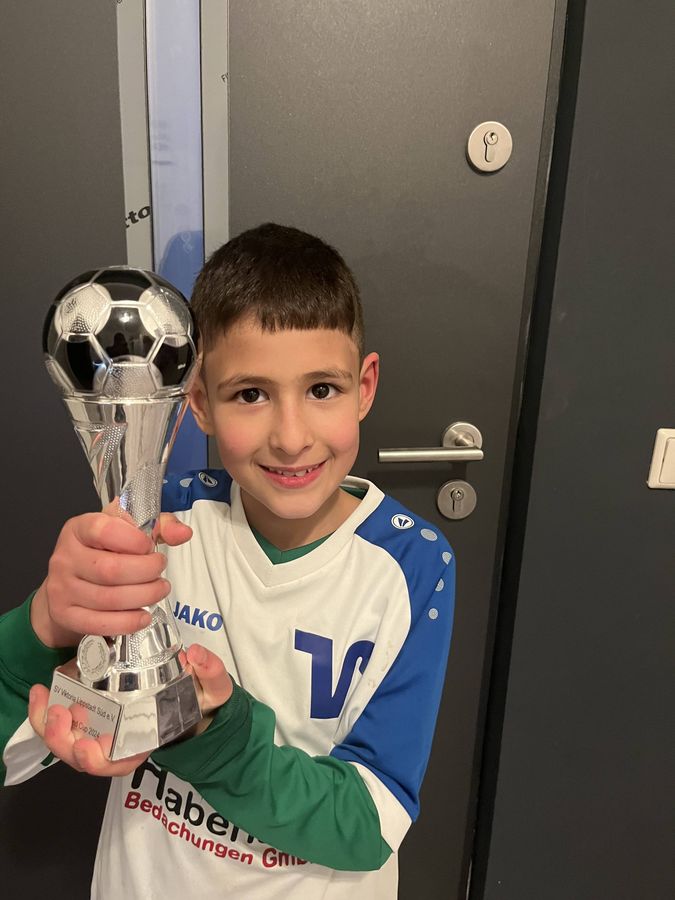 Die jungen Fußballer freuten sich über den verdienten Pokal. Foto: Grundschule Benninghausen