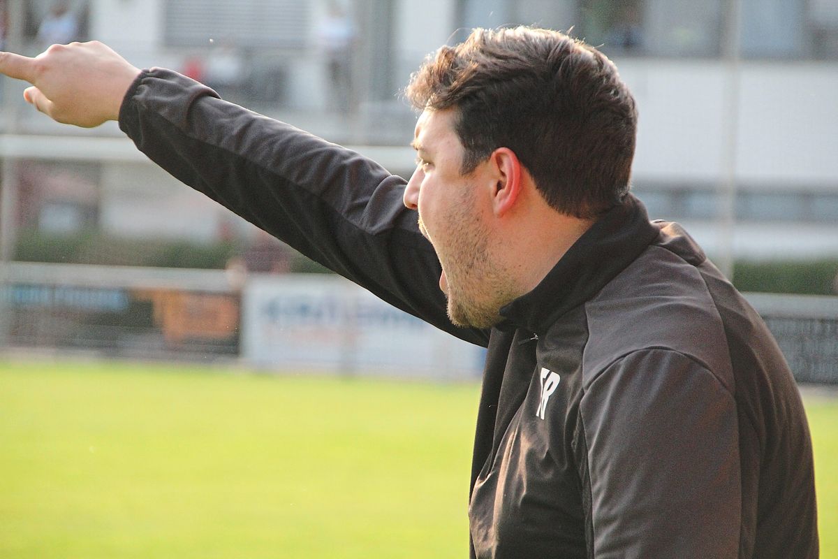 Da geht's lang: Cheftrainer Felix Bechtold bittet seine Spieler zur ersten Übungseinheit der neuen Saison an den Bruchbaum. Foto: Heinke