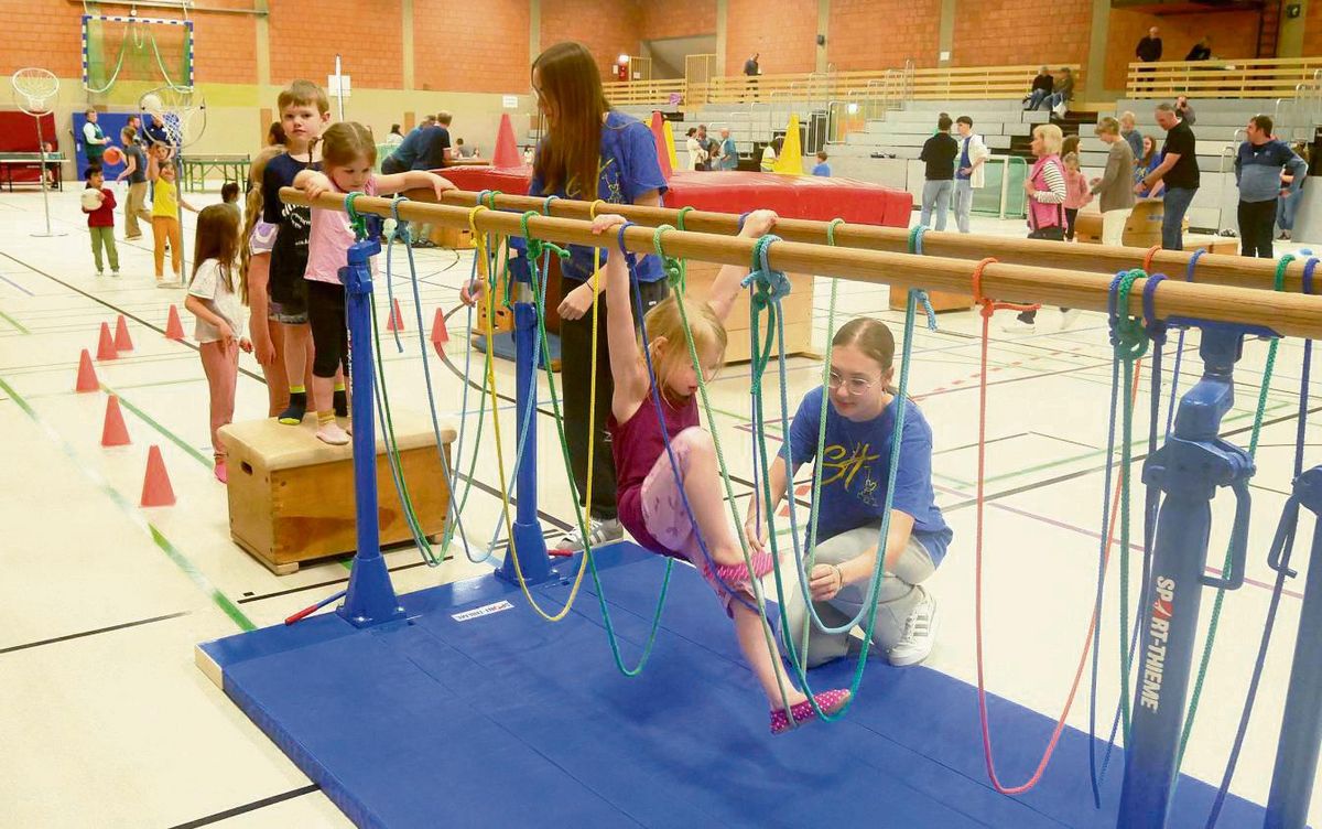 Im Bewegungsparcours im Abenteuerland Turnhalle konnten sich die Kinder ausprobieren, die Sporthelfer der Sekundarschule und des Friedrich-Spee-Gymnasiums sorgten für Sicherheit. Foto: Bsdurek