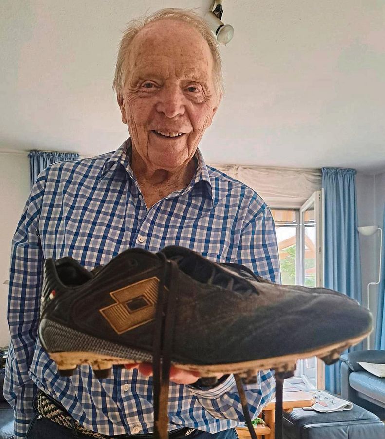 „Das waren 13 Jahre lang meine Glücksschuhe“: Vollblut-Schiri Bruno Hubrich beendete mit 85 Jahren seine aktive Laufbahn. Die 60 Schiedsrichterjahre hätte er aber gerne noch vollgemacht, sagt der Bökenförder rückblickend. Doch es sollte nicht sein. Foto: Heinke