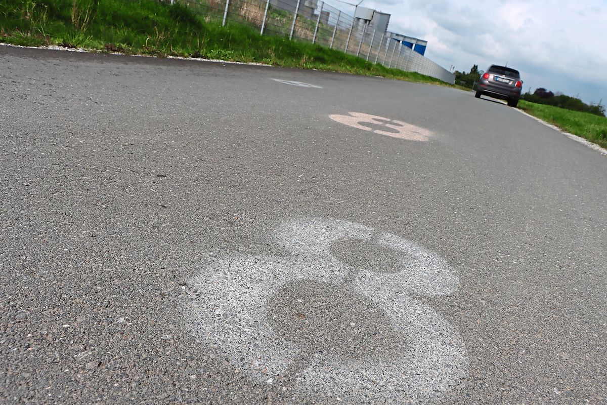 Unbekannte haben den Huserweg in Erwitte mit der Zahl 