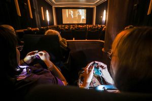 Beim «Strick-Kino» wie hier in Mannheim stricken die Kinobesucher(innen) und genießen nebenher einen Film. - Foto: Christoph Schmidt/dpa