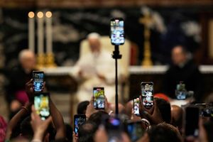 Es sind längst nicht mehr nur Rosenkränze: Die Kirche setzt nun auch auf Smartphones. (Archivbild) - Foto: Gregorio Borgia/AP/dpa