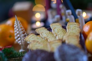 Weihnachtsgebäck erfreut sich in Deutschland großer Beliebtheit. - Foto: Hendrik Schmidt/dpa